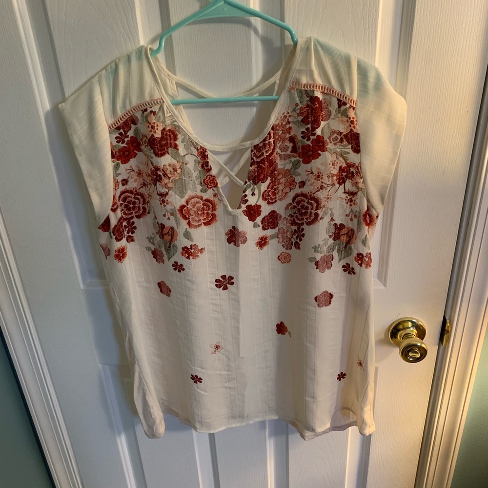 🌺 3 for $20 Floral strappy neck blouse
